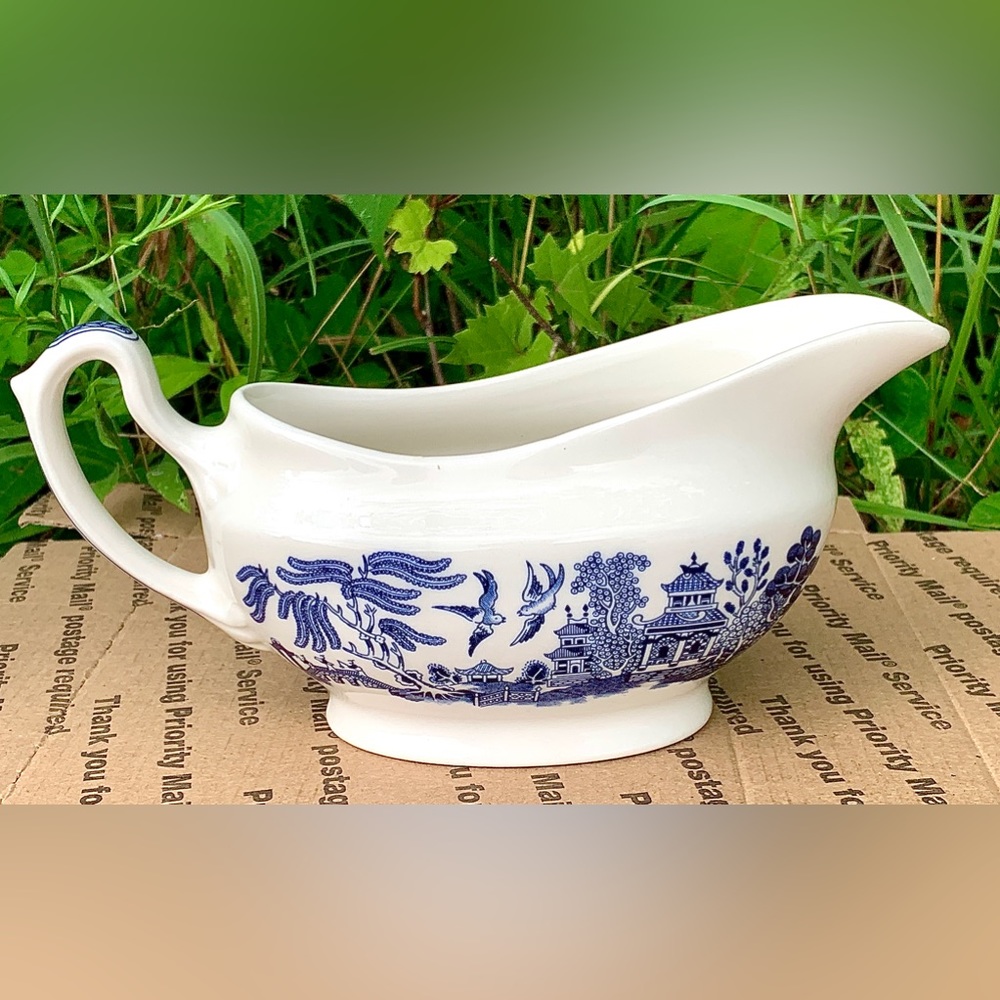 Vintage CHURCHILL Blue Willow Staffordshire Transferware Gravy Boat Georgian